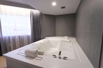 Suite, 1 King Bed, Non Smoking (Whirlpool)