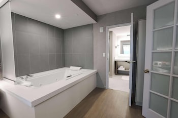 Suite, 1 King Bed with Sofa bed, Non Smoking