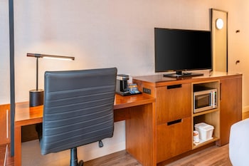 Room, 1 King Bed, Non Smoking, Ground Floor Pet-Friendly