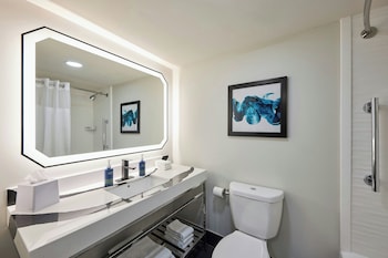 Standard Room, 2 Queen Beds (Mobility/Hearing Access, Roll-in Shwr)