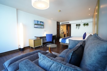 Premier Friend & Family Connecting Room