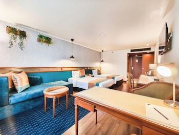 Deluxe Friend & Family Connecting Room