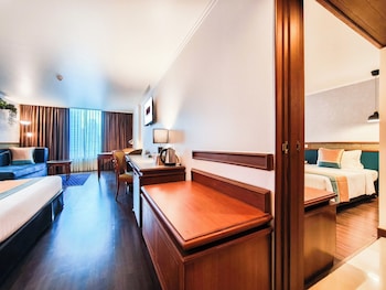 Deluxe Friend & Family Connecting Room