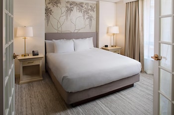 Suite, 1 Bedroom, Mobility Accessible, Non Smoking (Tub w/ Grab Bars, Exec Floor)