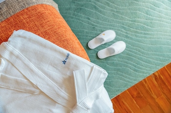 Ocean Front Premier Suite with Lounge access (Breakfast at Restaurant, includes child)