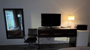 Suite, 1 King Bed with Sofa bed, Non Smoking