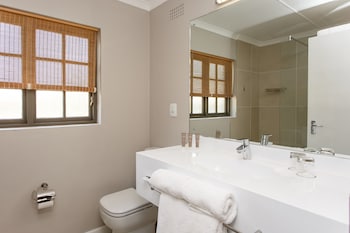 Studio, 1 King Bed, Garden View
