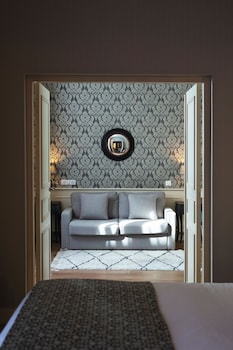 Suite, 1 King Bed, Non Smoking (with Sofabed)