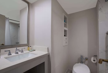 Deluxe Room, 1 King Bed, Accessible, Bathtub (Mobility)