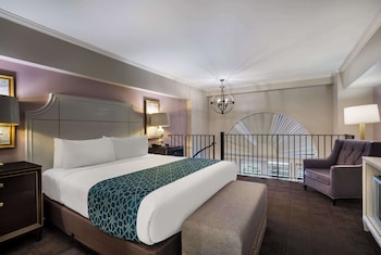 Suite, 1 King Bed (Back Patio Split Level)