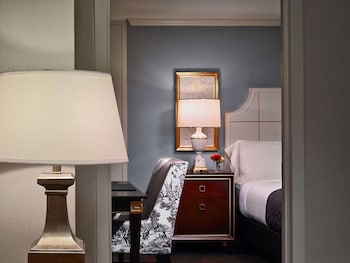 Junior Suite, 1 King Bed (Mobility, Roll-In Shower)