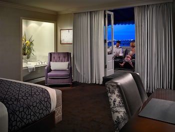 Suite, 1 King Bed, Balcony, Corner (Executive Level)