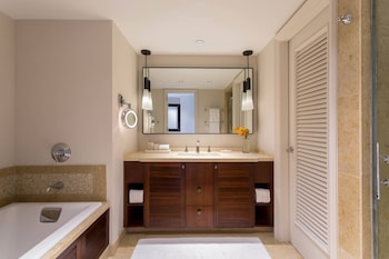 Deluxe Room, 2 Queen Beds, Partial Ocean View