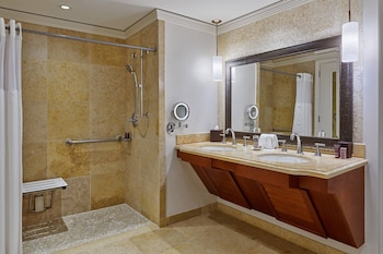 Deluxe Room, 2 Queen Beds, Lanai, Resort View