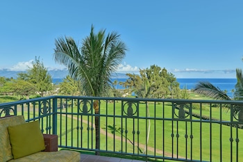 1 Bedroom Suite, Club Lounge access,1 King Bed and Sofa Bed, Oceanfront