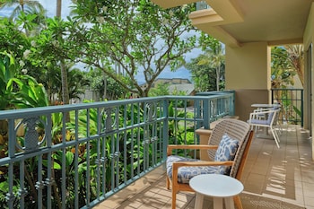 1 Bedroom Residential Suite, 1 King, Sofa Bed, Garden View