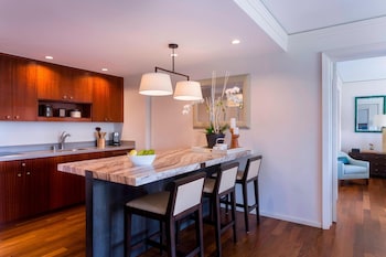 1 Bedroom Residential Suite, 1 King, Sofa Bed, Garden View
