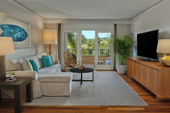 1 Bedroom Residential Suite, 1 King, Sofa Bed, Garden View