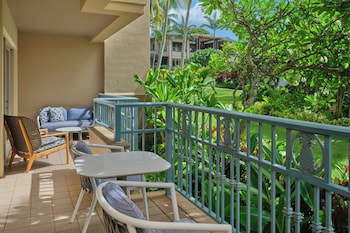 1 Bedroom Residential Suite, 1 King, Sofa Bed, Garden View