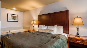 Suite, 1 King Bed, Non Smoking, Refrigerator & Microwave
