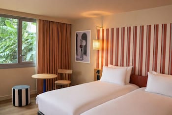 Classic Room with patio view - Twin beds