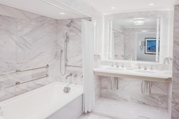 Premium Oceanfront Accessible Double Queen Studio