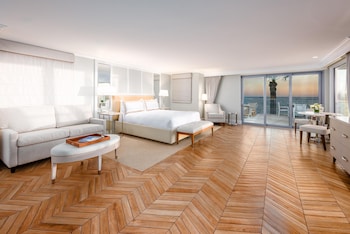 Oceanview Accessible Queen