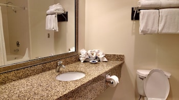 Suite, 1 King Bed, Refrigerator & Microwave, Poolside