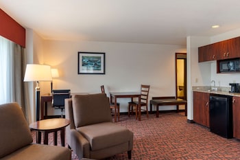 Suite, 1 King Bed, Refrigerator & Microwave, Poolside