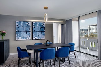 Suite, 1 King Bed (Ambassador)
