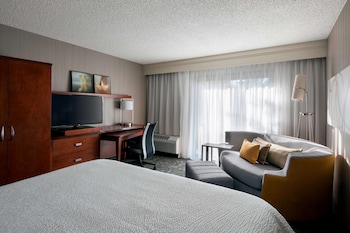 Deluxe Room, 1 King Bed with Sofa bed (Patio Pool View)