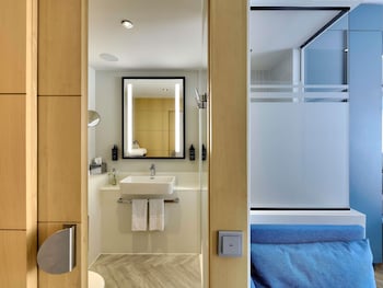 Standard Room, 1 Queen Bed