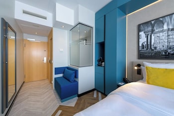Standard Room, 1 Queen Bed