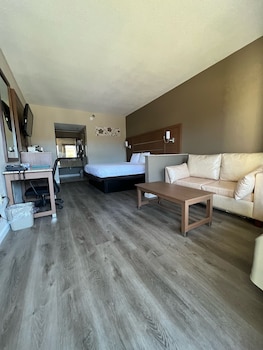 Suite, 1 King Bed with Sofa bed, Non Smoking
