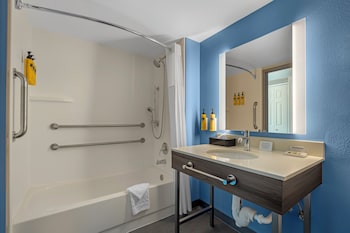 Standard Room, 1 King Bed, Accessible, Bathtub