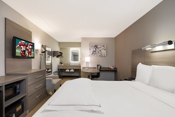 Premium Room, 1 King Bed, Accessible (Upgraded Bedding & Snack, Smoke Free)