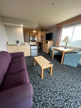 1 King Bed, Full Ocean View Corner (Non-Pet Room)