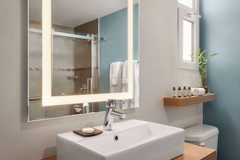 Suite, 1 King Bed (Fitness Suite)