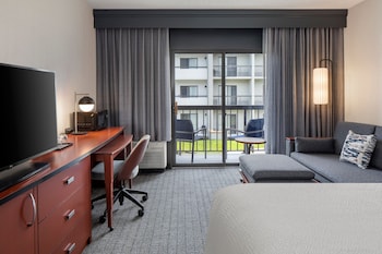 Room, 1 King Bed with Sofa bed (Mobility/Hearing Accessible, Tub)