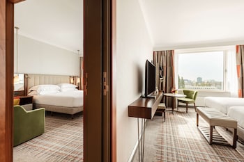 Deluxe Room, 1 King Bed, Connecting Rooms (Family)