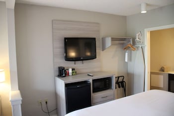 Standard Room, 1 King Bed, Accessible, Refrigerator & Microwave