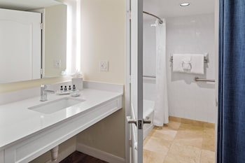 Room (2 Queens Mobility Accessible - Bay Front)