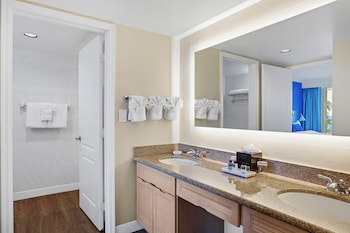 Suite, 2 Bedrooms (1 King/2 Full Beds - Partial Bay View)