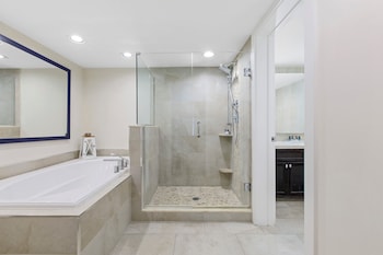 Suite, 1 Bedroom Penthouse (King - Bay Front)