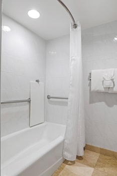 Room (2 Queens Mobility Accessible - Bay Front)