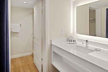 Room (King - Bay Front)