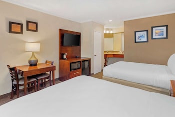 Family Room, 2 Queen Beds and Sofa Bed, Non Smoking