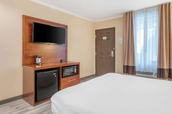 Standard Room, 1 Queen Bed, Accessible Tub, Non Smoking