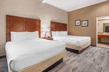 Standard Room, 1 King Bed and 1 Queen Bed, Non Smoking