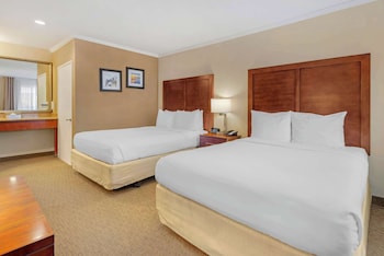 Family Room, 2 Queen Beds and Sofa Bed, Non Smoking